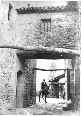 Fantini, Luigi, Vimignano (Grizzana Morandi), Borgo "La Scola": Pietro Pisi a cavallo sotto un tipico cavalcavia, ante 1940, positivo, CC BY-SA Fantini, Luigi, Vimignano (Grizzana Morandi), Borgo "La Scola": Pietro Pisi a cavallo sotto un tipico cavalcavia, ante 1940, positivo, CC BY-SA