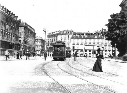 Michelini, Giuseppe, Torino, Piazza Castello: stazione dei tram elettrici, 1898, positivo, CC BY-SA Michelini, Giuseppe, Torino, Piazza Castello: stazione dei tram elettrici, 1898, positivo, CC BY-SA