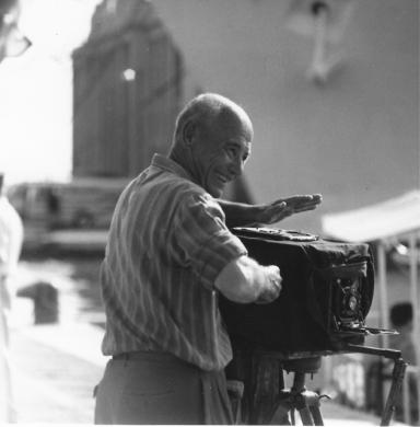 Alfonso Mottola, Fotografo sulle Rive, 1960 circa, gelatina ai sali d'argento su carta, CC BY-NC-SA