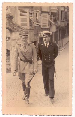 sconosciuto, Bressanone . ferragosto 1942. [L. Ziliotto, a destra in uniforme della R. Accademia Navale], 08/1942, CC BY-SA