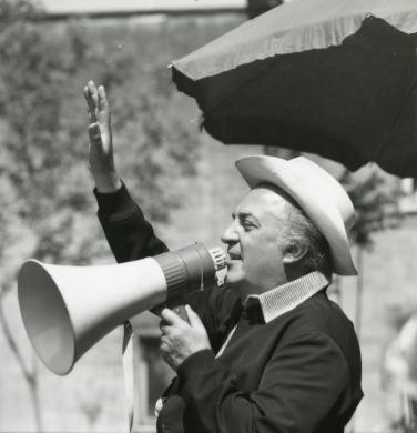 Minghini, Davide, Federico Fellini sul set di "Amarcord", 1973, gelatina a sviluppo, CC BY-SA