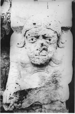 Fantini, Luigi, Amola di Montagna (Monte San Pietro),Cà de' Ghedini:cariatide a sostegno dell'architrave della porta, 1957, positivo, CC BY-SA Fantini, Luigi, Amola di Montagna (Monte San Pietro),Cà de' Ghedini:cariatide a sostegno dell'architrave della porta, 1957, positivo, CC BY-SA