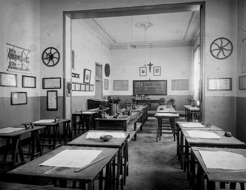 Domenico Losacco De Gioia, Regio Istituto  Alfonso Casanova. Aula di Disegno professionale (Meccanica e Disegno di macchine), 1928, lastra alla gelatina al bromuro d'argento, CC BY-SA