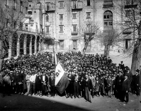Domenico Losacco De Gioia, Regio Istituto  Alfonso Casanova. Foto di gruppo nella “Piazzetta”, a destra il Direttore Ludovico Pontarelli tra gli alunni delle scuole di primo e secondo grado, 1928, lastra alla gelatina al bromuro d'argento, CC BY-SA