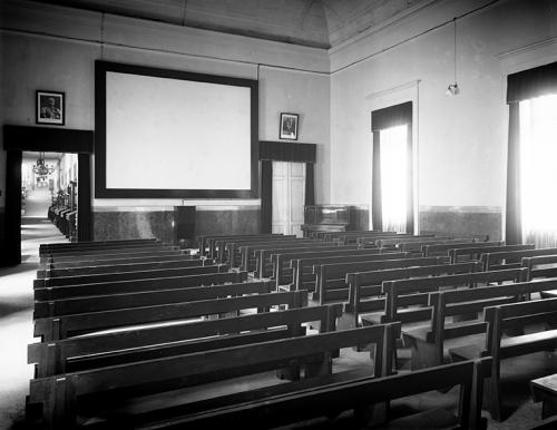 Autore non identificato, Sala cinematografica del Regio Istituto tecnico-industriale Alfonso Casanova, post 1933, lastra alla gelatina al bromuro d'argento, CC BY-SA