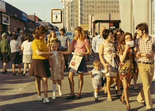 Fiera di Roma - distribuzione depliant del Credito Italiano, 1972, CC BY-SA