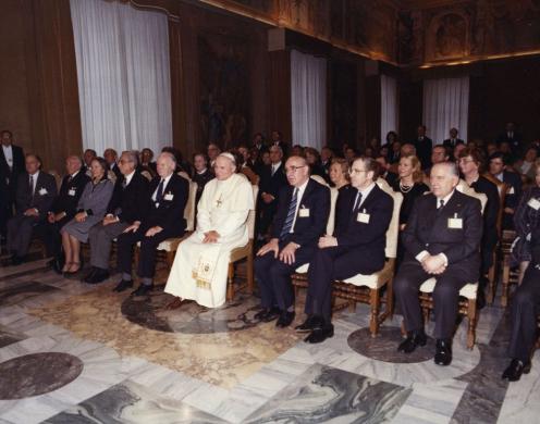 Foto felici, Incontro con il Pontefice Giovanni Paolo II : Città del Vaticano, 1983, fotografie a colori : sviluppo cromogeno su carta al polietilene ; 178x240 mm, CC BY-SA