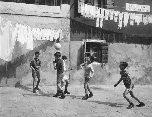 Bortoluzzi, Luigi, Venezia, bambini giocano a palla in Campo de le Strope, 1960 ca. - Fondo Borlui -, Stampa al bromuro d'argento/ carta, CC BY-SA