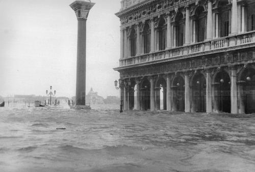 Bortoluzzi, Luigi, Venezia, la Biblioteca Marciana durante la straordinaria acqua alta del 1966 - Fondo Borlui -, Stampa al bromuro d'argento/ carta, CC BY-SA