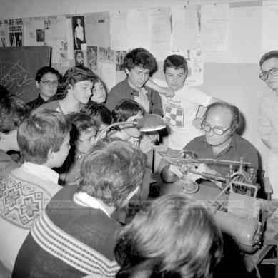 Bragaggia, Ettore, Treviso, il maestro Varisco mostra ai ragazzi delle scuole l'incisione del vetro,1978 - Fondo Ettore Bragaggia -, gelatina al bromuro d'argento/ pellicola, CC BY-SA