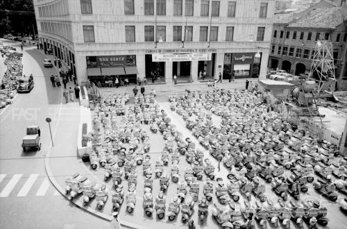Bragaggia, Ettore, Treviso, Piazza Borsa, raduno nazionale del Vespa Club del 1964 - Fondo Ettore Bragaggia -, gelatina al bromuro d'argento/ pellicola, CC BY-SA