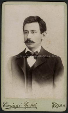 Studio fotografico dei Coniugi Cané, Roma Via Principe Amedeo n°14. Specialità in vedute ed interni artistici di Roma Nuova. Premiati con Medaglia d'Argento di 1° GRADO all'Espozione FOTOGRAFICA di Firenze 1887, Ritratto di Giuseppe Cultrera (1877-1968), archeologo, ante 1913, stampa su carta fotografica gelatina ai sali d'argento, collocazione C1_ID_108 _FGC_001, CC BY-NC-ND Studio fotografico dei Coniugi Cané, Roma Via Principe Amedeo n°14. Specialità in vedute ed interni artistici di Roma Nuova. Premiati con Medaglia d'Argento di 1° GRADO all'Espozione FOTOGRAFICA di Firenze 1887, Ritratto di Giuseppe Cultrera (1877-1968), archeologo, ante 1913, stampa su carta fotografica gelatina ai sali d'argento, collocazione C1_ID_108 _FGC_001, CC BY-NC-ND