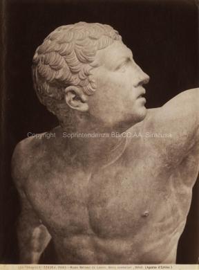 (Ed.ne Alinari) N° 22626 a, PARIS - Musée National du Louvre. Heros combattant, Détail. ( Agasias d'Ephèse. ), XX secolo, stampa su carta all'albumina, viraggio. Collocazione C4_ID_804_FGC_001, CC BY-SA (Ed.ne Alinari) N° 22626 a, PARIS - Musée National du Louvre. Heros combattant, Détail. ( Agasias d'Ephèse. ), XX secolo, stampa su carta all'albumina, viraggio. Collocazione C4_ID_804_FGC_001, CC BY-SA