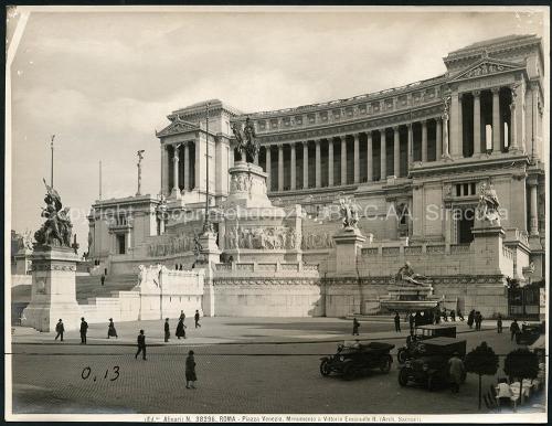 (Ed.ne Alinari) N° 38296, Veduta del Monumento a Vittorio Emanuela II, Piazza Venezia Roma. Progetto dell'Architetto Sacconi, XX secolo, stampa gelatina ai sali d'argento, collocazione C4_ID_839_FGC_001, CC BY-NC-ND (Ed.ne Alinari) N° 38296, Veduta del Monumento a Vittorio Emanuela II, Piazza Venezia Roma. Progetto dell'Architetto Sacconi, XX secolo, stampa gelatina ai sali d'argento, collocazione C4_ID_839_FGC_001, CC BY-NC-ND
