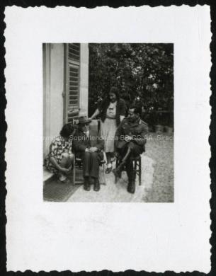 Anonimo, Giuseppe Cultrera nella sua casa di Chiaramonte Gulfi in provincia di Ragusa, con lui il fratello Vito, le nipoti Lucia e Vita figlie del fratello Raffaele, post 1947, gelatina ai sali d'argento, collocazione C5_ID_1867_FGC_001., CC BY-NC-ND Anonimo, Giuseppe Cultrera nella sua casa di Chiaramonte Gulfi in provincia di Ragusa, con lui il fratello Vito, le nipoti Lucia e Vita figlie del fratello Raffaele, post 1947, gelatina ai sali d'argento, collocazione C5_ID_1867_FGC_001., CC BY-NC-ND