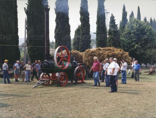 Carrer, Elena (1972), Maser (TV), Macchina a vapore del 1902 per la trebbiatura, 2000 - Fondo La Marca del 2000 -, gelatina ai sali d'argento/ carta, CC BY-SA