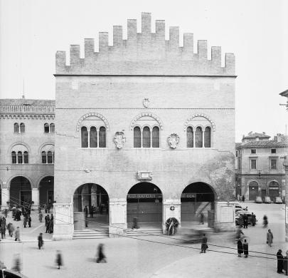 Fini, Giuseppe - Studio fotografico (1928-1991), Treviso, il Palazzo dei Trecento, anni '50 - Fondo G. Fini -, gelatina al bromuro d'argento/ vetro, CC BY-SA