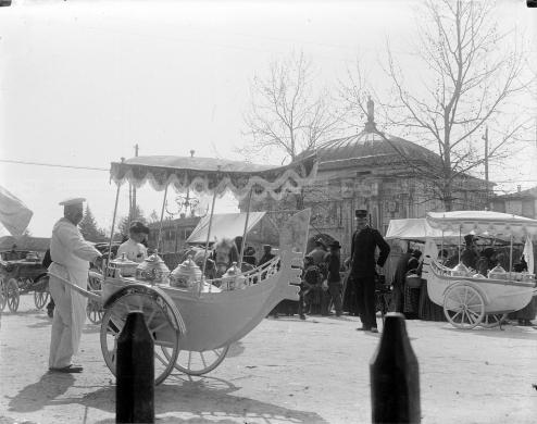 Ferretto Giovanni - Studio fotografico, Treviso, gelatai fuori Porta S. Tomaso, 1905 ca. -  Fondo G. Fini -, gelatina al bromuro d'argento/ vetro, CC BY-SA