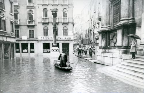 Alluvione di Firenze - esterno della Filiale del Creidto Italiano, 1966, CC BY-SA