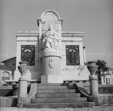 Gnocato, Giuseppe, Riese Pio X (TV), il monumento dedicato al Papa Pio X, 1960 ca. - Fondo G. Gnocato -, gelatina al bromuro d'argento/ pellicola, CC BY-SA