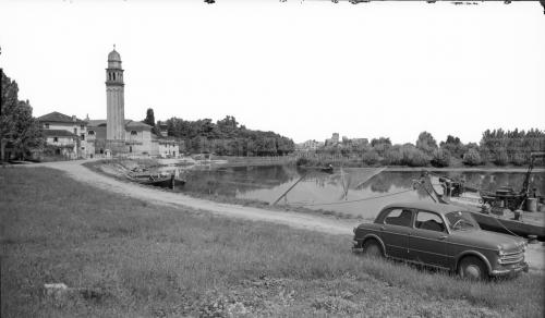 Gnocato, Giuseppe, Casier, l'ansa del fiume Sile presso la chiesa), 1960 ca. - Fondo G. Gnocato -, gelatina al bromuro d'argento/ vetro, CC BY-SA