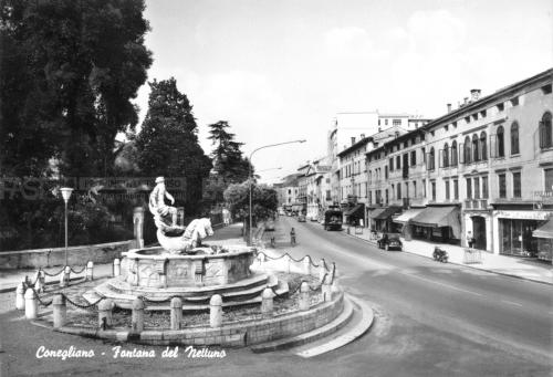 Gnocato, Giuseppe, Conegliano (TV), la fontana di Nettuno in corso Vittorio Emanuele, 1960 ca. - Fondo G. Gnocato -, gelatina al bromuro d'argento/ carta, CC BY-SA
