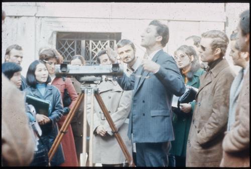 Anon., Il Prof. Carbonnel, esperto francese di fotogrammetria, dimostra l'uso delle attrezzature di stereofotogrammetria agli studenti del corso dell’ICCROM sulla conservazione architettonica, 1972, diapositiva colore, CC BY-NC-ND