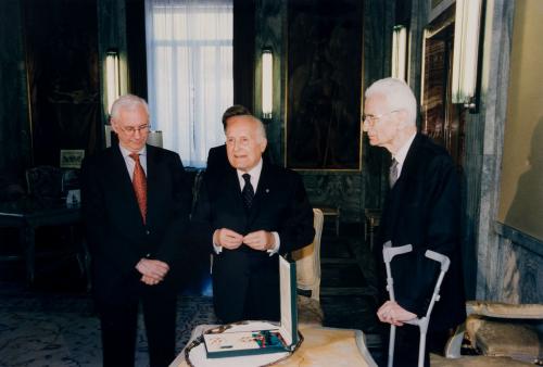 Silvius Magnago ed Oscar Luigi Scalfaro in occasione della consegna delle insegne di Cavaliere di Gran Croce BOLZANO, ROMA (058), 1997 COLLEZIONE SILVIUS MAGNAGO, n. 377, CC BY-SA Silvius Magnago ed Oscar Luigi Scalfaro in occasione della consegna delle insegne di Cavaliere di Gran Croce BOLZANO, ROMA (058), 1997 COLLEZIONE SILVIUS MAGNAGO, n. 377, CC BY-SA