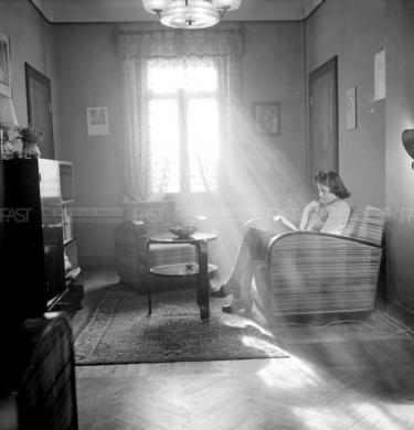 Nascimben, Aldo, Donna seduta in salotto che legge illuminata dai raggi del sole, anni '30-'40 - Fondo Aldo Nascimben -, gelatina al bromuro d'argento/ pellicola, CC BY-SA
