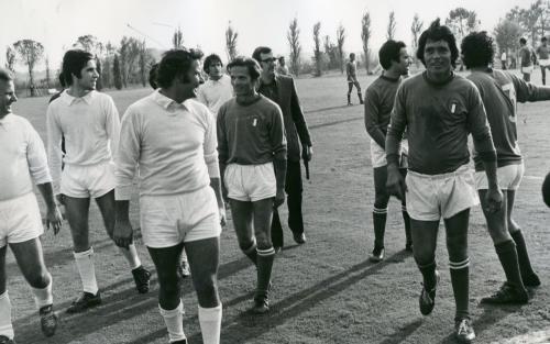 Amichevole della nazionale attori-cantanti contro la squadra del Banco di Roma, 1973, CC BY-SA