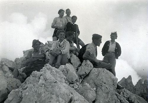 Gruppo di alpinisti sulla vetta del Furchetta. Dolomiti, Gruppo delle Odle, Furchetta, 9.07.1939 COLLEZIONE ROMEO SOMMAVILLA, n. 58, CC BY-SA