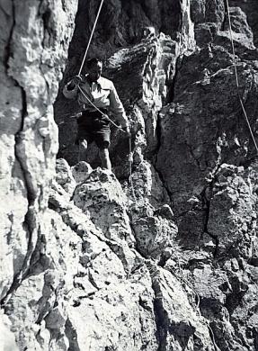 Un ragazzo durante la discesa dalla Torre Finestra. Catinaccio, Roda di Vaèl, 18.08.1946 COLLEZIONE ROMEO SOMMAVILLA, n. 345, CC BY-SA