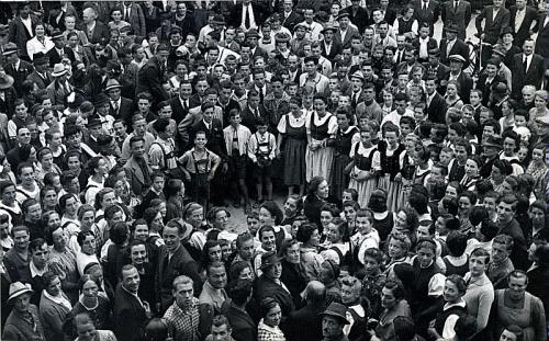 Una folla di persone. BRESSANONE, Bressanone, 16.07.1940 COLLEZIONE ROMEO SOMMAVILLA, n. 762, CC BY-SA