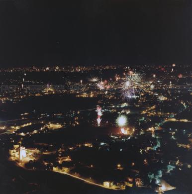 Vidor, Mario (1948), Farra di Soligo (TV), Panorama di Soligo durante i festeggiamenti di Capodanno, 2001 - Fondo La Marca del 2000 -, gelatina ai sali d'argento/ carta, CC BY-SA