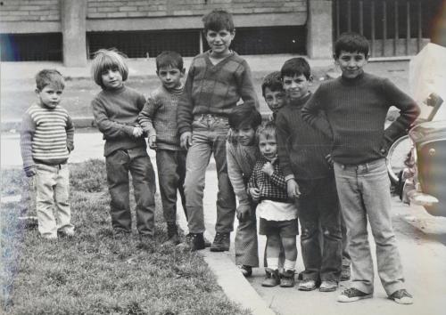 Antonio Grassi, Ragazzi in strada a Napoli, 1970 circa, positivo, gelatina ai sali d'argento, CC BY-SA