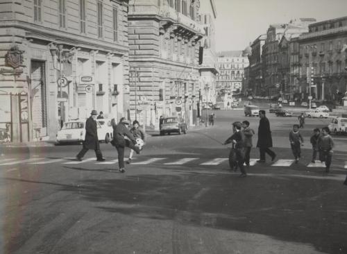 Antonio Grassi, Ragazzi giovano in strada a Napoli, 1970 circa, positivo, gelatina ai sali d'argento, CC BY-SA