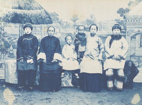 [Cina: ritratto di famiglia], 04/1920, Cianotipia su carta, CC BY-NC-SA