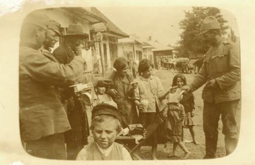 Pepeu, Francesco, Attività dei soldati presso il laboratorio batteriologico di Ramnicu Sarat, 1918, gelatina ai sali d'argento su carta, CC BY-NC-SA