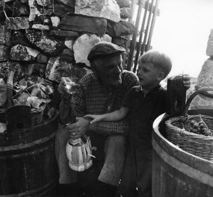 Mottola, Alfonso, Santa Croce: nonno e nipote, ante 1967, gelatina ai sali d'argento su carta, CC BY-NC-SA