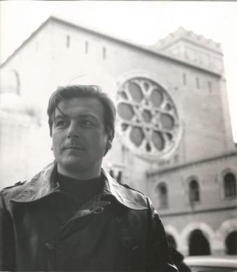 Mottola, Alfonso, Fulvio Tomizza con la Sinagoga sullo sfondo, post 1965, gelatina ai sali d'argento su carta, CC BY-NC-SA