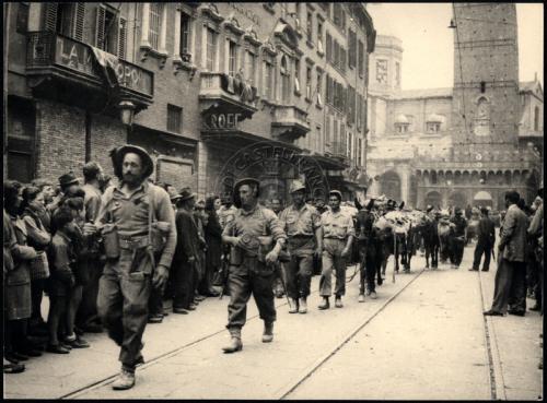 Anonimo, Truppe italiane entrano in Bologna, 21/04/1945, Gelatina a sviluppo, CC BY-NC-ND