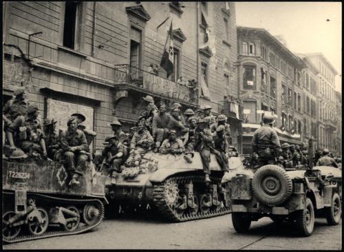 Anonimo, Truppe polacche entrano in Bologna, 21/04/1945, Gelatina a sviluppo, CC BY-NC-ND