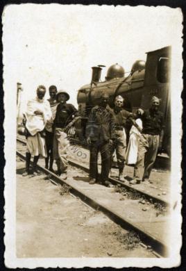 Anonimo, Tibelli Bruno e amici in ferrovia A.I.O, 17/05/1937, Gelatina a sviluppo, CC BY-NC-ND