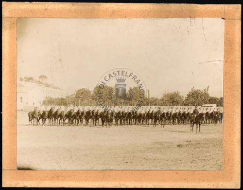 Anonimo, Scuola di Cavalleria Pinerolo - Castelfranco E., 1895, Gelatina a sviluppo, CC BY-SA