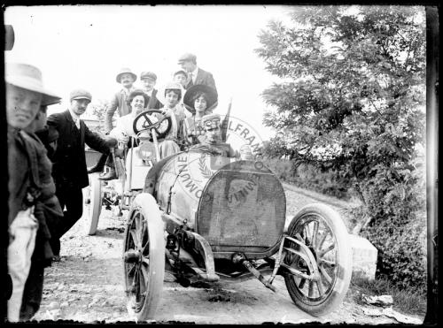 Anonimo, Ritratto di piloti e persone in occasione della gara automobilistica Coppa Florio, 1908, Gelatina a sviluppo, CC BY-NC-ND