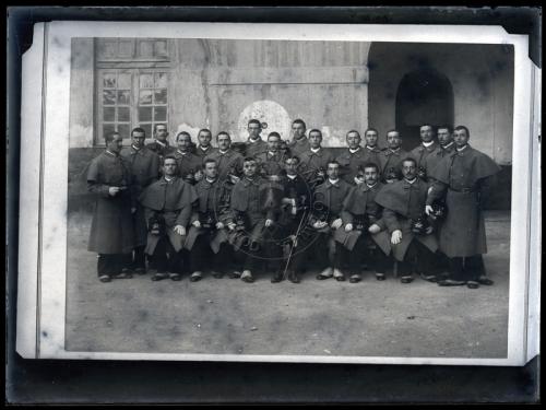 Anonimo, Ritratto di gruppo, Gelatina a sviluppo, CC BY-NC-ND