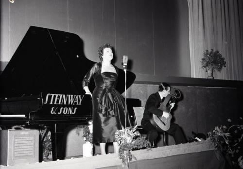 Rota, Adriano : de, Nilla Pizzi canta Vola Colomba, 11/02/1954, Gelatina ai sali d'argento su pellicola, CC BY-NC-SA