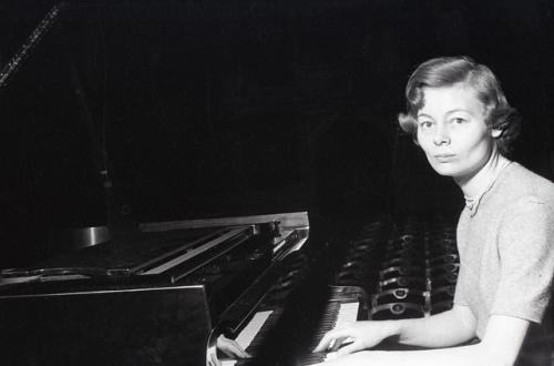 Foto Omnia di Ugo Borsatti, La  pianista Maureen Jones, 23/04/1958, gelatina ai sali d'argento su pellicola, CC BY-NC-SA