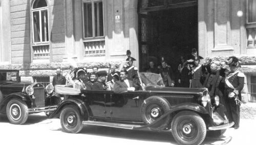 Albertini, Mario senior, Re Vittorio Emanuele III in automobile davanti al palazzo della prefettura (già Imperial Hotel Trento e oggi palazzo della Provincia), Trento, 1935, gelatina ai sali d'argento/ pellicola (negativo), CC BY-NC-ND