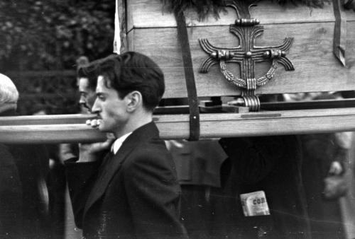 Albertini, Mario senior, Traslazione del feretro di Cesare Battisti, portato da Gigino Battisti verso il Mausoleo, Trento, 1935, gelatina ai sali d'argento/ carta, CC BY-NC-ND